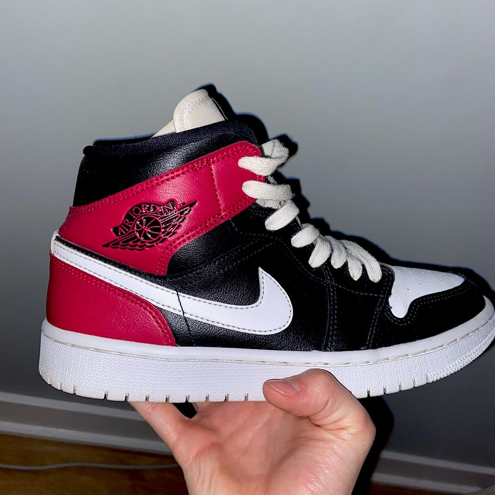 JORDAN 1 BLACK NOBLE RED MID (W)